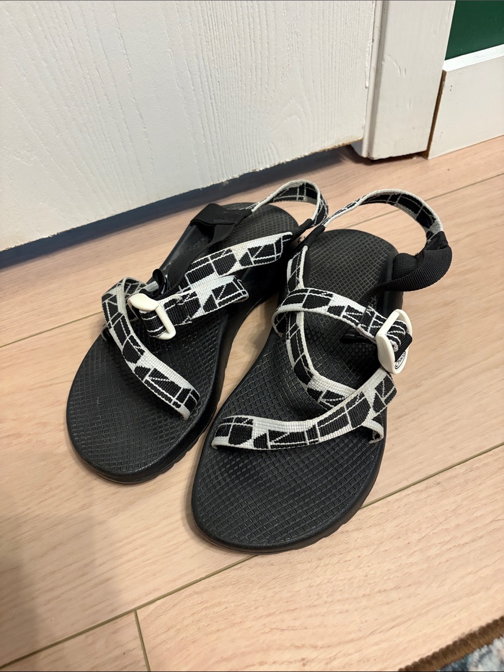 Chaco Black and White Strappy Women's Sport Sandals size women’s 10